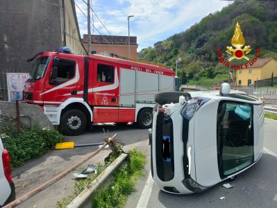 Genova, sbatte con l'auto contro il guard rail e si ribalta: spavento per una ragazza sul Turchino