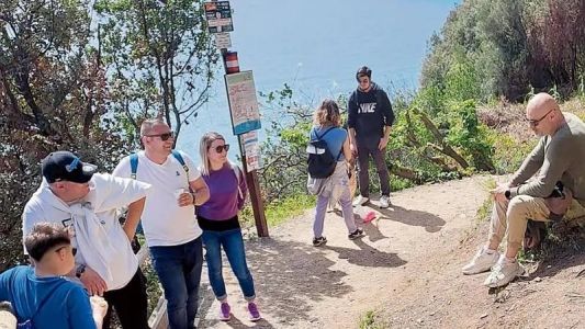 Cinque Terre, esordio del senso unico sul Sentiero Azzurro: 600 escursionisti entrati nel percorso in un'ora
