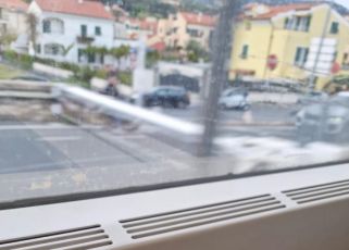 Borghetto S. Spirito, sull'Aurelia il traffico va in tilt e le auto invadono i binari: circolazione dei treni sospesa, poi ripresa