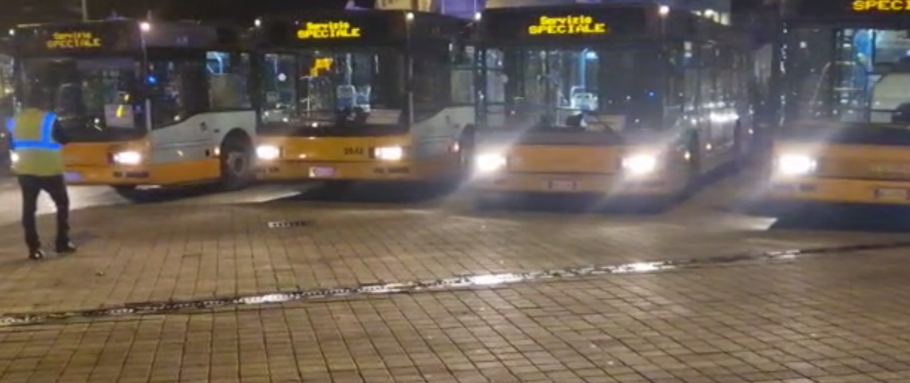 Genova, tensione all'uscita dallo stadio: oggetti contro i bus con gli spezzini a bordo, ferito un tifoso della Samp