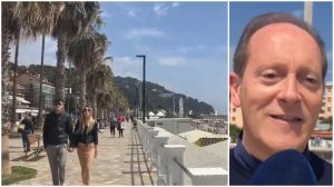 Andora, il sindaco sorride con i turisti: "Il 7 maggio avremo le Frecce Tricolore. E in tanti ammirano Borgo Castello"