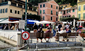 Portofino, il sindaco Viacava: "In arrivo ordinanza per garantire il decoro. Selfie vietati? Non è vero"