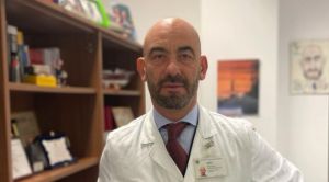 Covid, al San Martino i ricoveri crollati dell'86 per cento in un anno. Bassetti: "I vaccini ci hanno portato fuori dall'emergenza"