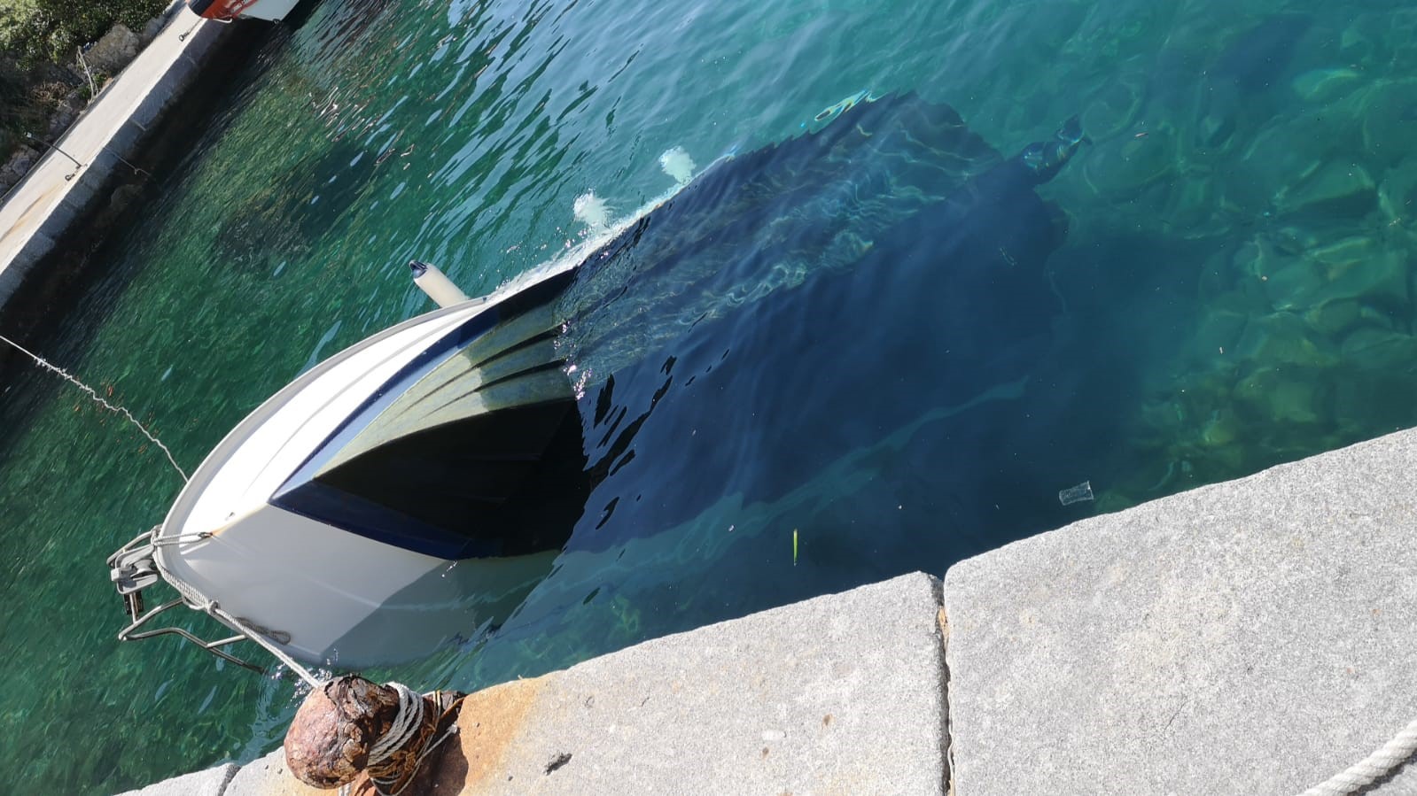 Gallinara, la guardia costiera soccorre 5 diportisti: la loro barca è affondata davanti all'isola