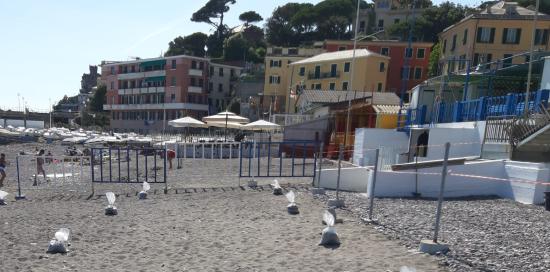 Genova, per l'estate spiagge libere accessibili ai disabili: via le barriere architettoniche