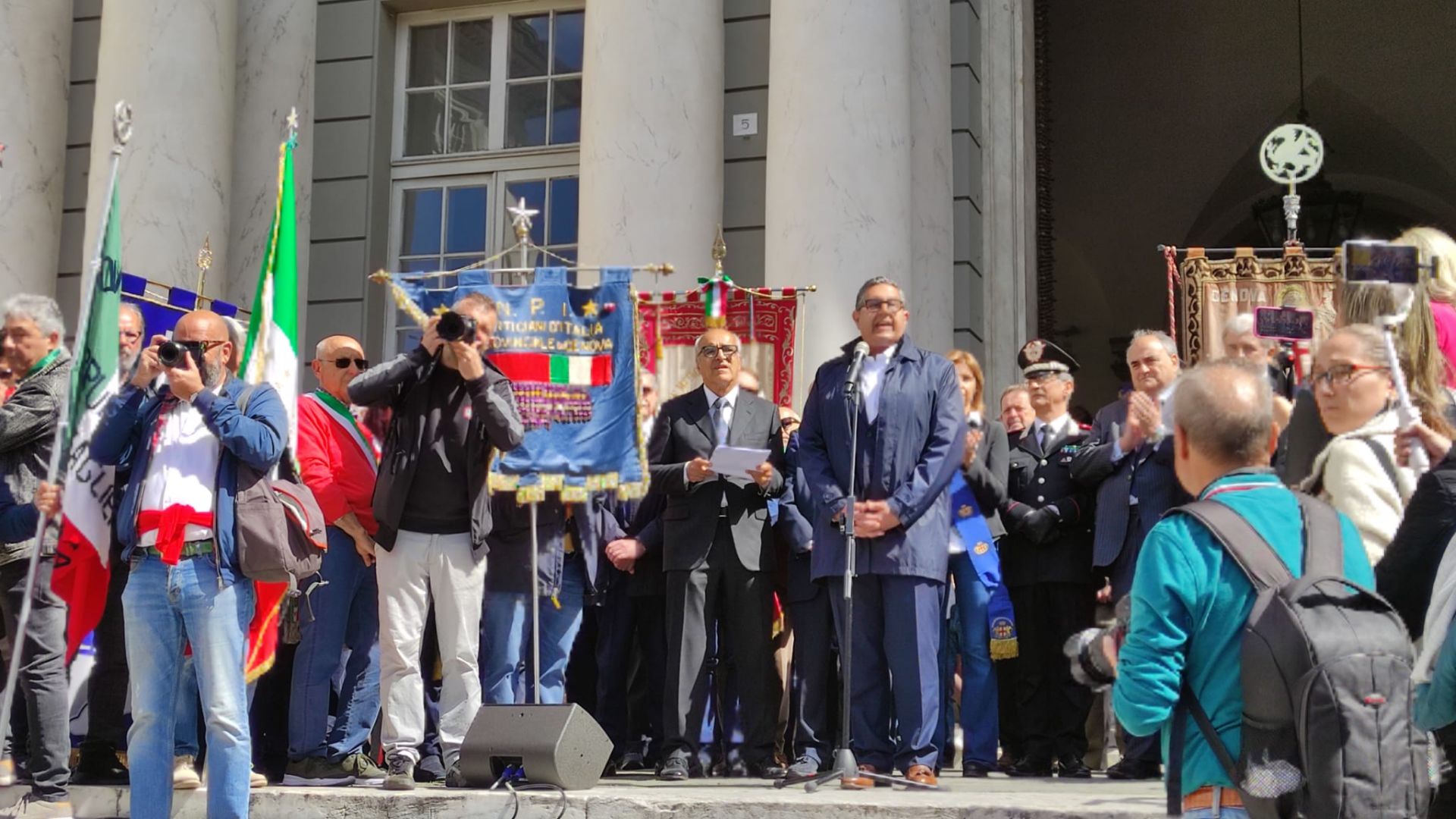 Festa della Liberazione, fischi per Toti e Bucci: "Oggi si parla di libertà, quella che permette a voi di contestare e a noi di essere qui"