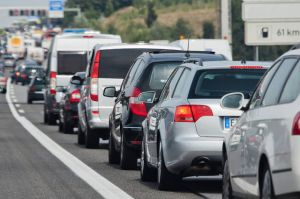 Liguria, autostrade prese d'assalto per ponte del 25 aprile: incidente tra Savona e Celle coinvolte tre automobili