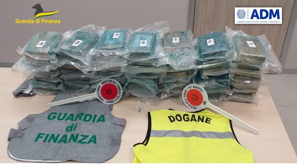 Vado Ligure, sequestrati al porto 85 kg di cocaina: arrestato un trafficante che stava recuperando la merce