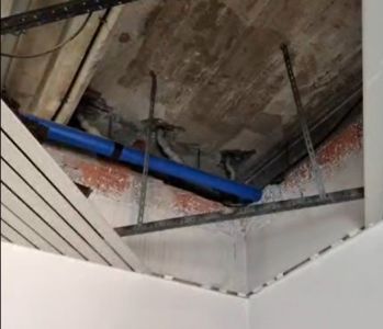 Genova, crolla soffitto nella succursale della scuola media Barabino: vuota l'aula. Presidente di municipio Colnaghi: "Necessari controlli a tappeto"