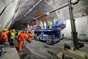 Genova, sciopero degli edili che lavorano sui cantieri autostradali: "Ci vogliono dare camere doppie per riposare, non è adeguato"