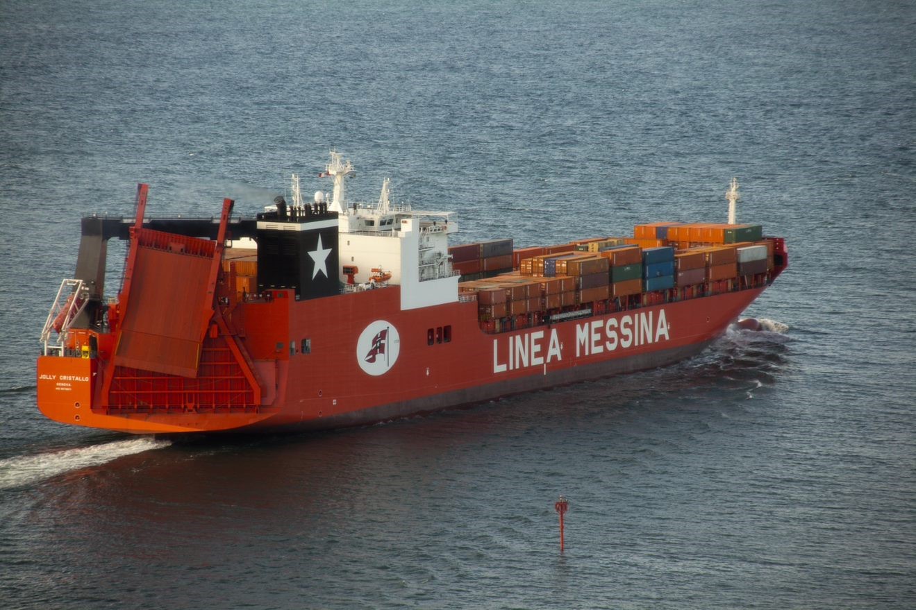Flotta Messina, entrano due navi full container ed esce la Jolly Cristallo 