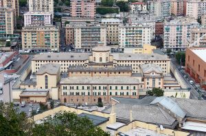 Genova, detenuto incendia la propria cella in carcere: ferito un poliziotto, evacuato un piano