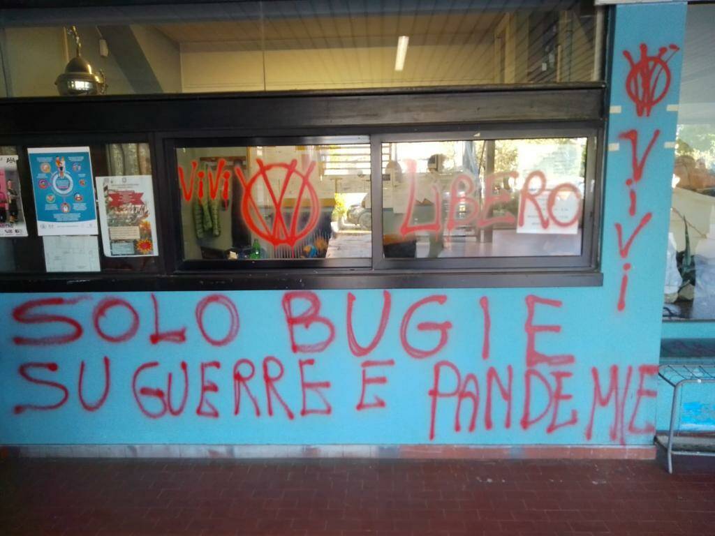 Sarzana, scritte no vax sui muri dell'Istituto Parentuccelli: oggi è in programma l'incontro con l'infettivologo Galli