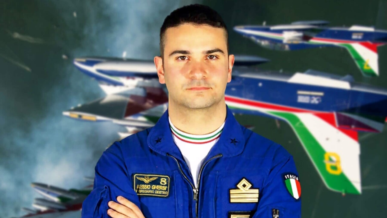 Incidente ultraleggero in Friuli: muore carbonizzato Alessio Ghersi, capitano delle Frecce Tricolori. Toti: "Vicini alla famiglie e all'Aeronautica"
