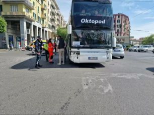 La Spezia, schianto in pieno centro tra automedica e pullman di turisti serbi: nessun ferito
