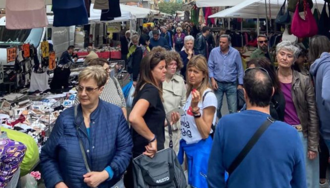 Genova, fiera di Santa Zita: in migliaia tra i banchi allestiti in zona Foce