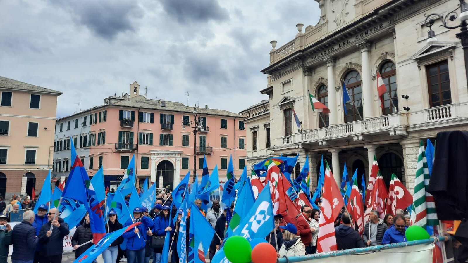 Primo Maggio in Liguria, in centinaia ai cortei dei sindacati e di Lotta Comunista. Stasera la festa Cgil a Genova