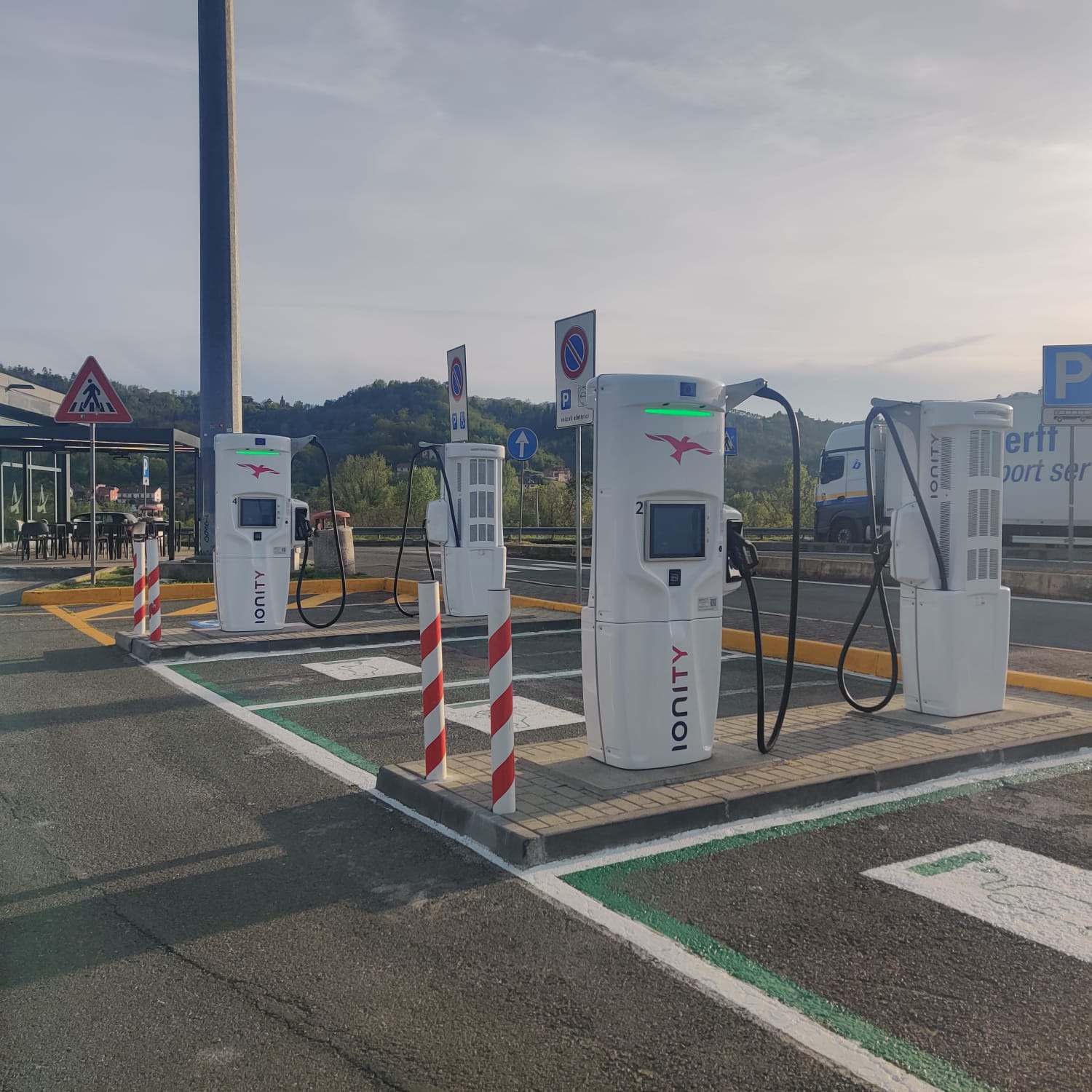 Aumentano le colonnine di ricarica elettrica sulle tratte di Salt: nuovi punti a Brugnato sulla A12 e a Tugo sulla Parma-La Spezia
