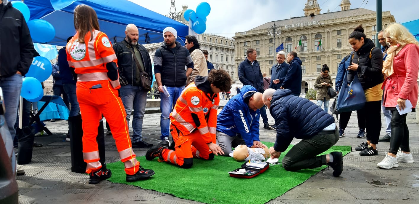 Genova, la proposta per defibrillatori e corsi di prima assistenza sul luogo di lavoro: presidio di Uiltrasporti in largo Pertini