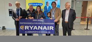 Aeroporto di Genova, Ryanair taglia il traguardo dei 4,5 milioni di passeggeri e premia la famiglia vincitrice
