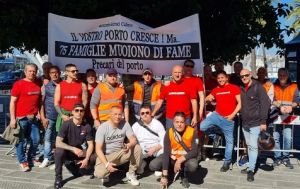 Genova, lavoratori portuali incontrano il sindaco Bucci al diga day: "Chiediamo proposta di lavoro dignitosa"