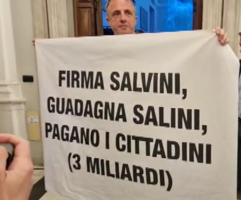 Striscione contro la diga di Genova, Sansa espulso da palazzo San Giorgio