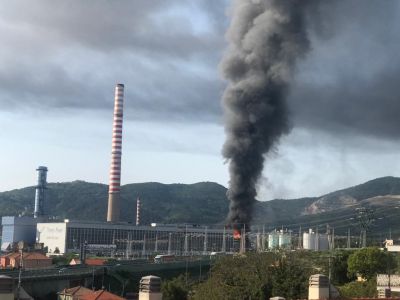 Vado Ligure, fiamme in un silos nelle aree dismesse della centrale Tirreno Power