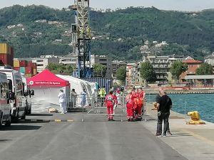 La Spezia, è arrivata la Geo Barents. A bordo 336 migranti. Il sindaco Peracchini: "Italia lasciata sola dall'Europa"