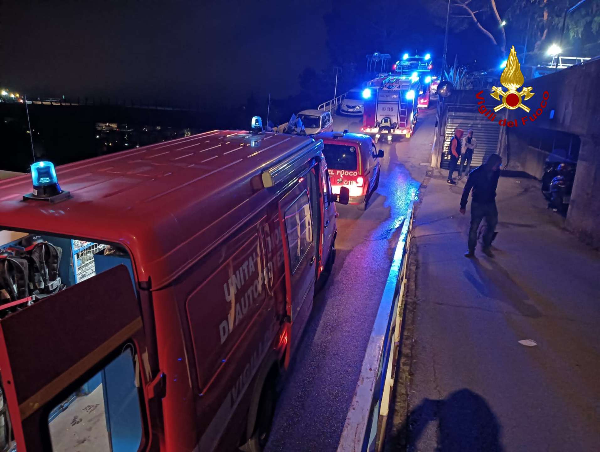 Genova, incendio nella notte in via Tre Pini: veicolo a fuoco in un'autorimessa, nessun ferito
