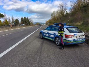 Genova, arrestate quattro persone per tentato omicidio: picchiarono e investirono un uomo in autostrada
