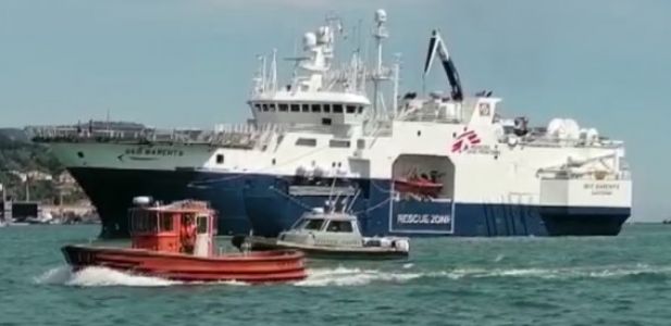 La Spezia, terminato lo sbarco dei 336 migranti della Geo Barents: 52 le donne, 80 i minori