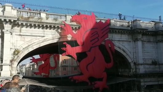 Genoa in Serie A, spuntano due enormi grifoni sul ponte monumentale