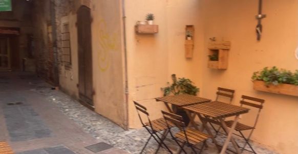 Albenga, il sindaco Tomatis: “Le piazzette del centro storico e l’isola Gallinara sono richiamo per i turisti”