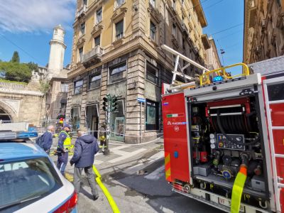 Genova, corto circuito in negozio di estetica e profumeria: fiamme spente in via Caffaro, intossicata una donna