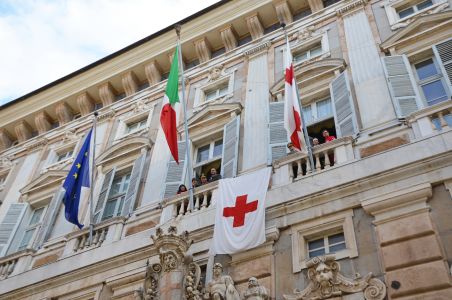 Genova, giornata mondiale della Croce Rossa: a palazzo Tursi esposta la bandiera
