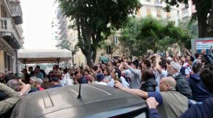 Sampdoria in serie B, i genoani festeggiano in piazza Alimonda a Genova