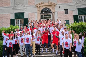 Genoa, ripresa degli allenamenti al Signorini con sorpresa: i dipendenti accolgono la squadra con la maglia "Only One Year"