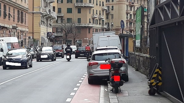 Genova, nel 2023 già 670 multe per macchine in sosta sulle piste ciclabili