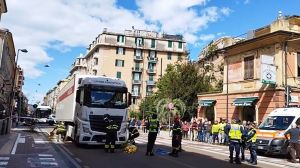 Genova, camion investe e uccide donna in via Cornigliano. Il Municipio: "Ordinanza vietava il transito del mezzo"
