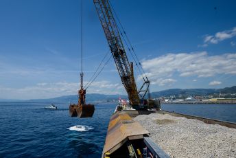 Genova, ecco come proseguiranno i lavori per la diga: entro fine maggio infissi i 70mila pali sul fondale