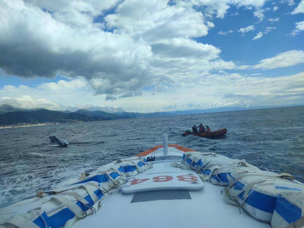 Celle Ligure, barca a vela con due persone si capovolge per il forte vento: interviene la Guardia Costiera di Savona