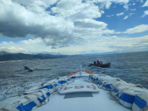 Celle Ligure, barca a vela con due persone si capovolge per il forte vento: interviene la Guardia Costiera di Savona
