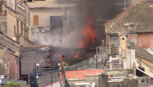 Incendio in vico del Duca, l'assessore Gambino: "Fiamme non causate dal cantiere: quindici persone evacuate da sei appartamenti"