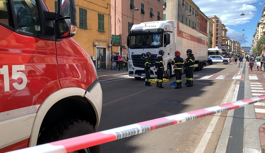 Incidente mortale a Cornigliano, aperta un'indagine sulla segnaletica. I residenti: "Cartelli non adeguati"