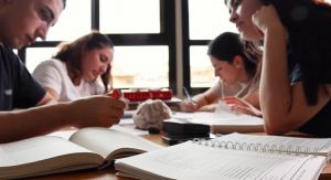 Genova, studenti universitari tra caro affitti e pochi posti letto. Il rettore Delfino: "La città è in linea con i prezzi medi"