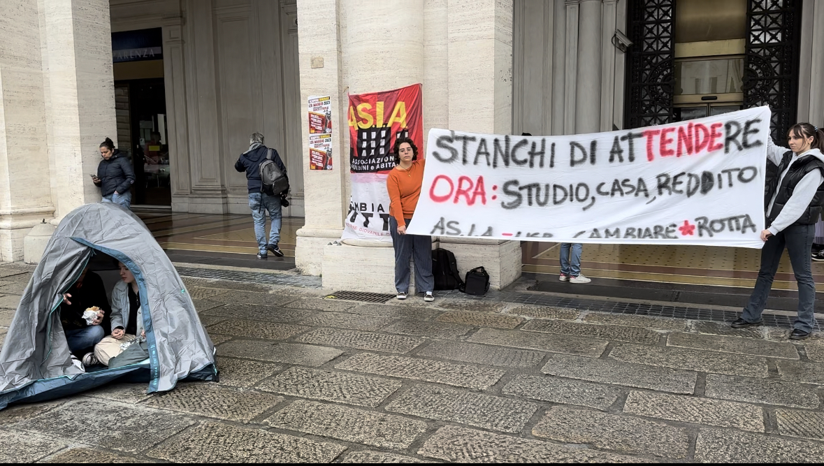 Genova, universitari in tenda davanti alla Regione contro il caro affitti: “Vogliamo tavolo di confronto. Stanchi di attendere” 