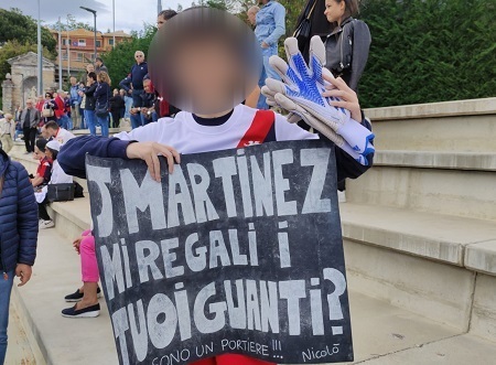 "Martinez, mi regali i tuoi guanti?": il portiere del Genoa accontenta la richiesta del piccolo tifoso
