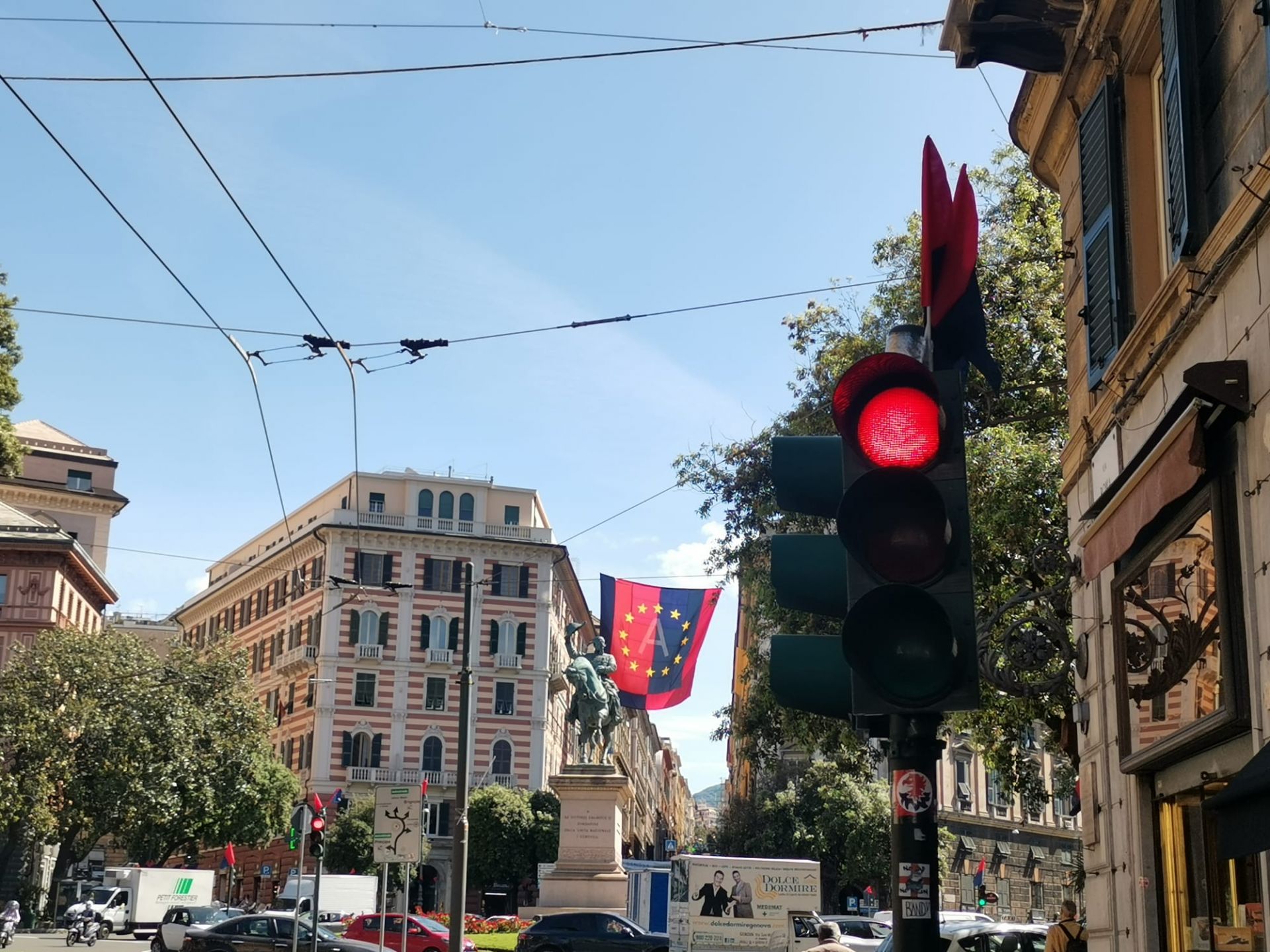 Genoa, i tifosi rossoblù si preparano alla festa: bandierine e striscioni tra piazza Corvetto e via Assarotti