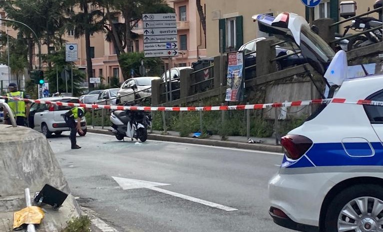 Genova, incidente in corso Europa: scontro tra auto e moto, feriti lievemente i conducenti