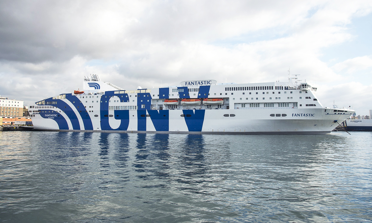 Genova, sversamento di una sostanza oleosa in porto: interviene la Guardia Costiera